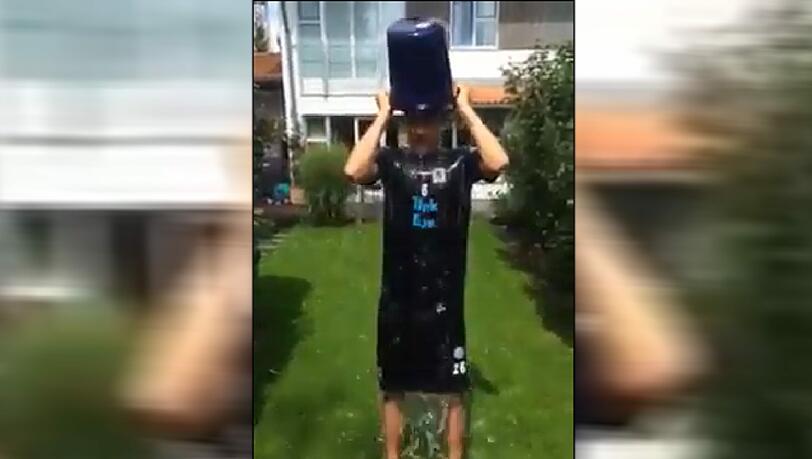 Da wird der Löwe nass: Christopher Schindler nahm die Herausforderung der "Ice Bucket Challenge" an. Da wird der Löwe nass: Christopher Schindler nahm die Herausforderung der "Ice Bucket Challenge" an.