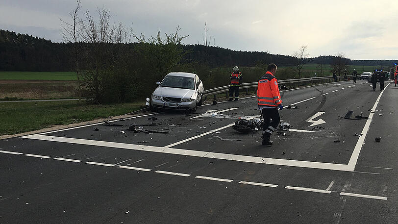 Ein Trümmerfeld auf der Staatsstraße 2245 in Zirndorf: Der Rollerfahrer starb noch vor Ort, der 30-Jährige stieß mit einem Streifenwagen zusammen, der gerade auf Einsatzfahrt war. Die Bilder.