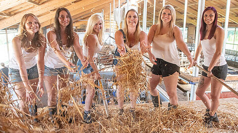 Stefanie, Erika, Barbara, Sina, Theresa und Julia (v.l.n.r.) posieren für den Jungbauernkalender 2019. Die Bilder vom Presseshooting.