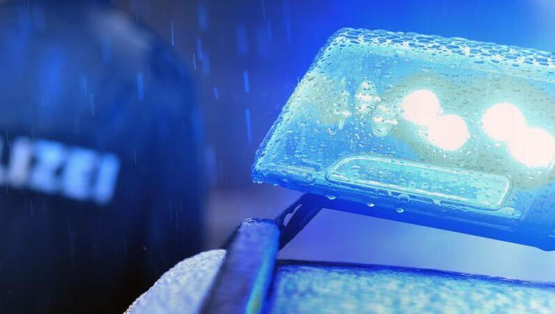 Ein Polizist steht im Regen vor einem Streifenwagen dessen Blaulicht aktiviert ist. Foto: Karl-Josef Hildenbrand/Archivbild Ein Polizist steht im Regen vor einem Streifenwagen dessen Blaulicht aktiviert ist. Foto: Karl-Josef Hildenbrand/Archivbild