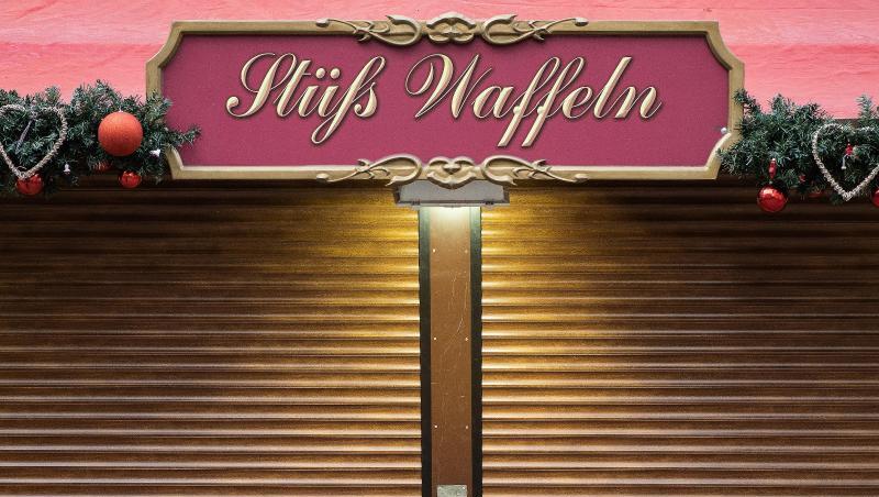 Die Rollläden einer Waffelbude in der Innenstadt von Göttingen sind geschlossen. Ab Mittwoch gelten die neuen verschärften Regeln zur Eindämmung des Coronavirus.