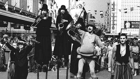 Theater im öffentlichen Raum: Ein Straßenspektakel des Freien Theaters München (FTM) in der Stadt (1978)