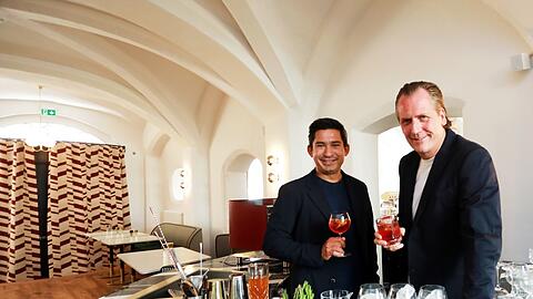 Zwei Geschäftspartner und Freunde an der Schreiberei-Bar: Sternekoch Tohru Nakamura und Marc Uebelherr mit feinen alkoholfreien Cocktails, ein Gastro-Trend.