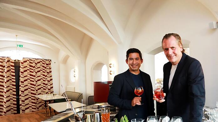 Zwei Geschäftspartner und Freunde an der Schreiberei-Bar: Sternekoch Tohru Nakamura und Marc Uebelherr mit feinen alkoholfreien Cocktails, ein Gastro-Trend.