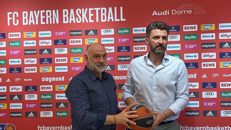 Pablo Laso (l), neuer Trainer der Basketballer des FC Bayern München, und Marko Pesic, Sportdirektor des FC Bayern, bei der Vorstellung von Laso.