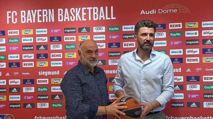 Pablo Laso (l), neuer Trainer der Basketballer des FC Bayern München, und Marko Pesic, Sportdirektor des FC Bayern, bei der Vorstellung von Laso.