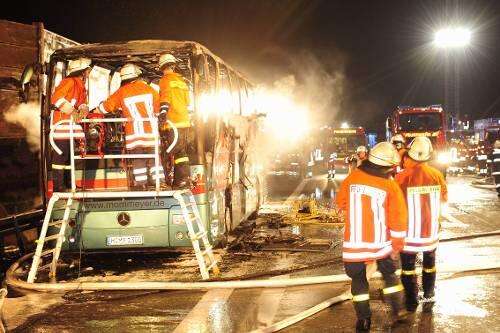 Feuerhölle Autobahn: Rettungskräfte suchen verzweifelt nach Überlebenden.