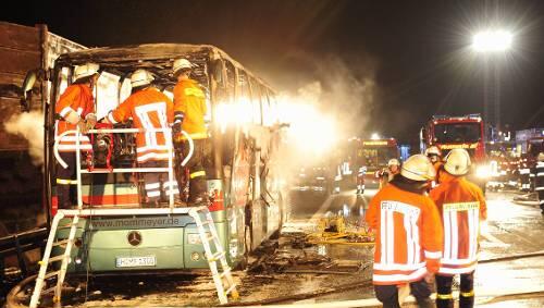 Feuerhölle Autobahn: Rettungskräfte suchen verzweifelt nach Überlebenden. Feuerhölle Autobahn: Rettungskräfte suchen verzweifelt nach Überlebenden.