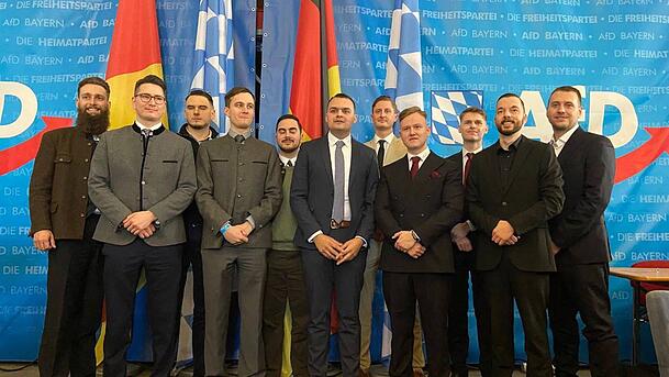 Der Vorstand von Generation Deutschland in Bayern, der AfD-Jugendorganisation. Tim Schulz steht mittig, rechts neben dem Landtagsabgeordneten Franz Schmid. Der Vorstand von Generation Deutschland in Bayern, der AfD-Jugendorganisation. Tim Schulz steht mittig, rechts neben dem Landtagsabgeordneten Franz Schmid.