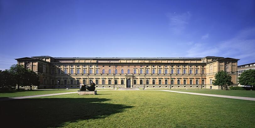 Alte und Neue Pinakothek werden noch n&auml;her zusammenr&uuml;cken. Hier ein Blick auf den Klenze-Bau, in dem ausgesuchte Werke der Neuen Pinakothek w&auml;hrend der Generalsanierung ausgestellt sind.