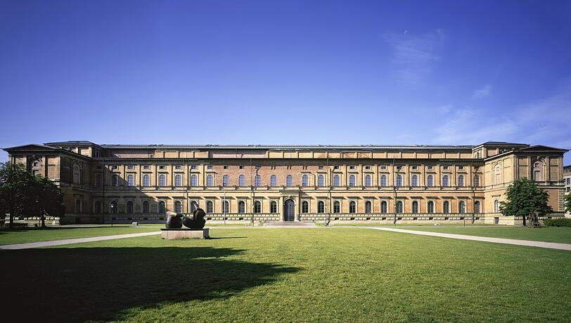 Alte und Neue Pinakothek werden noch n&auml;her zusammenr&uuml;cken. Hier ein Blick auf den Klenze-Bau, in dem ausgesuchte Werke der Neuen Pinakothek w&auml;hrend der Generalsanierung ausgestellt sind.