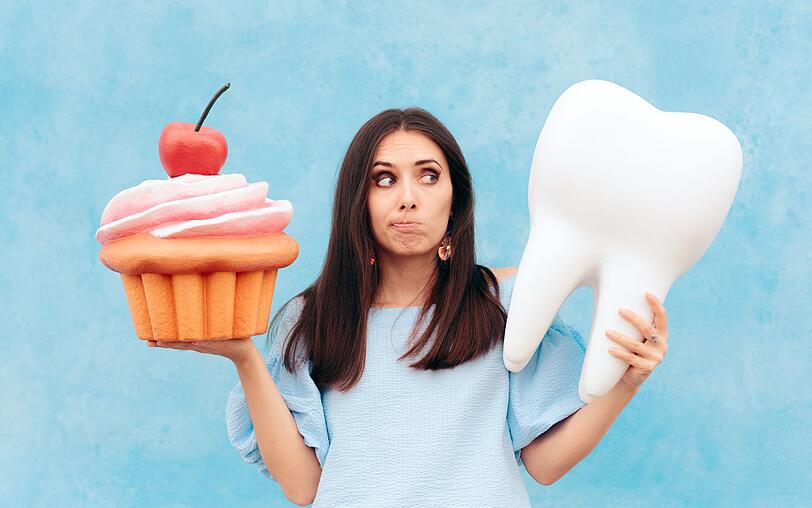 Auch gesundes Obst kann den Zähnen schaden. Für die Bakterien im Mund spielt es keine Rolle, ob der Zucker aus Haushaltszucker oder Fructose stammt. Jede Zuckerart wird in Säure umgewandelt. Diese greift den Zahnschmelz an und entzieht ihm wichtige Mineralien. Das schwächt die Schutzschicht. Die Folge: Karies kann sich im angegriffenen Schmelz festsetzen. Auch gesundes Obst kann den Zähnen schaden. Für die Bakterien im Mund spielt es keine Rolle, ob der Zucker aus Haushaltszucker oder Fructose stammt. Jede Zuckerart wird in Säure umgewandelt. Diese greift den Zahnschmelz an und entzieht ihm wichtige Mineralien. Das schwächt die Schutzschicht. Die Folge: Karies kann sich im angegriffenen Schmelz festsetzen.
