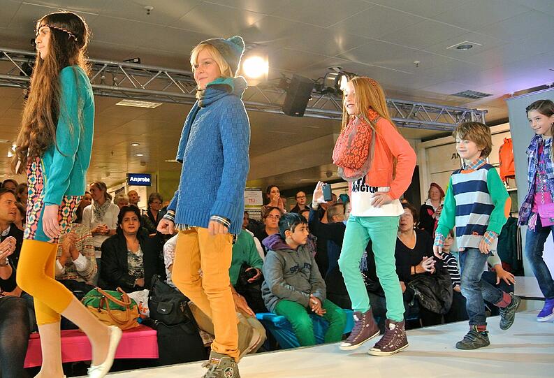 Tolle Show: 25 junge Laufsteg-Talente präsentierten am Samstag in der neuen Kinderwelt bei KARSTADT am Bahnhofplatz Mode-Trends