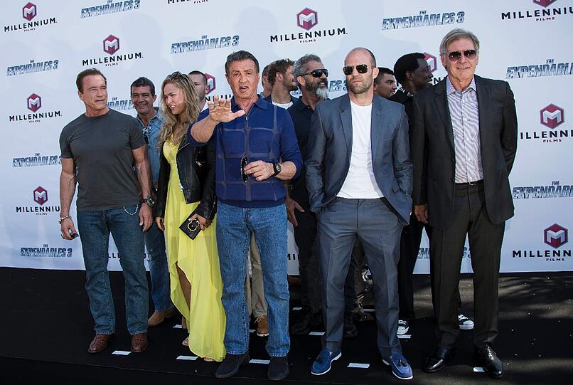 Ein Haufen wilder Kerle! Arnold Schwarzenegger, Antonio Banderas, Ronda Rousey, Glen Powell, Sylvester Stallone, Mel Gibson, Jason Statham, Wesley Snipes and Harrison Ford zusammen auf einem Bild. Wie kommts?