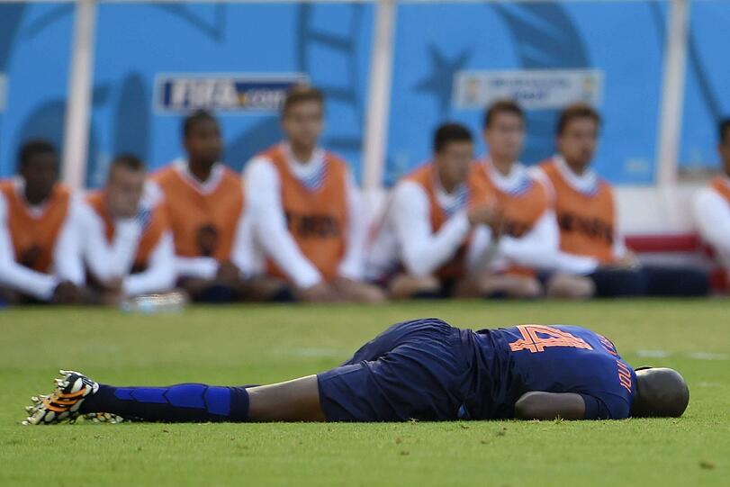 Der Niederländer Bruno Martins Indi erlitt im Spiel gegen Australien nach einem Foul von Tim Cahill eine schwere Gehirnerschütterung und konnte nicht mehr weiterspielen.