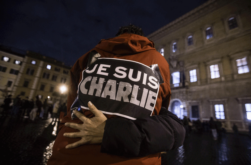 Die Welt trauert mit Frankreich - vor der französischen Botschaft in Rom.