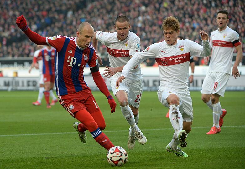 ARJEN ROBBEN - NOTE 1 - Sofort und hoch attackiert von den Stuttgartern. Also brauchte es einen Genie-Streich. Doppelpass mit Weiser und dann als Halbvolley hinein ins Kreuzeck (41.). Er ist der im Team, der will. Gewann 67 Prozent der Zweikämpfe. Er ist der im Team, der kann. Siehe das 1:0. Kurz: Bayerns Bester 2015.