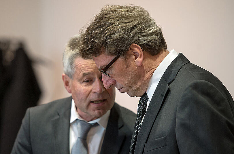 Der frühere CSU-Landtagsfraktionschef Georg Schmid (r) und sein Anwalt Nikolaus Fackler am Montag im Gerichtssaal.
