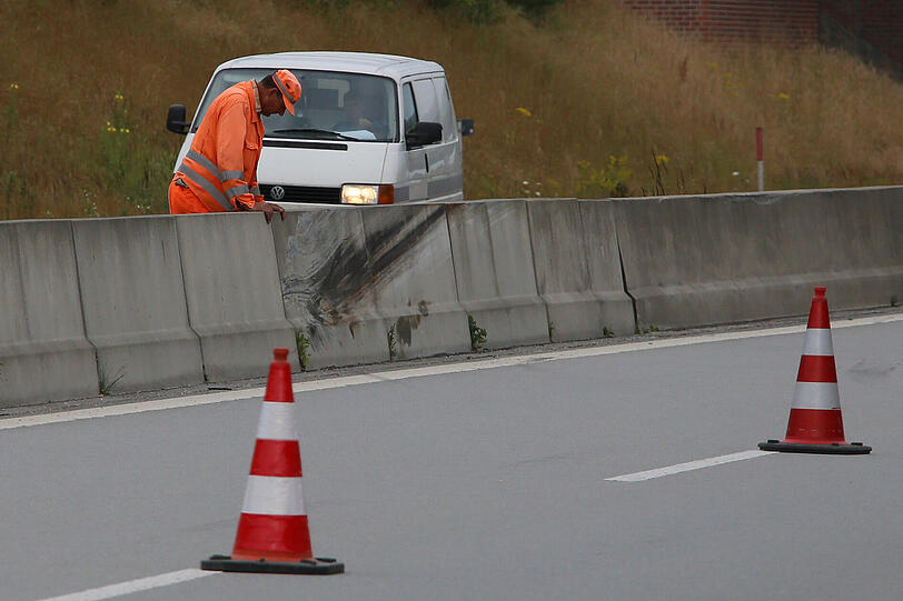 Der Mercedes-Fahrer fuhr auf der A94 mit überhöhter Geschwindigkeit in einen Fahrbahnteiler. Er wurde mit schweren Verletzungen in ein Krankenhaus gebracht.