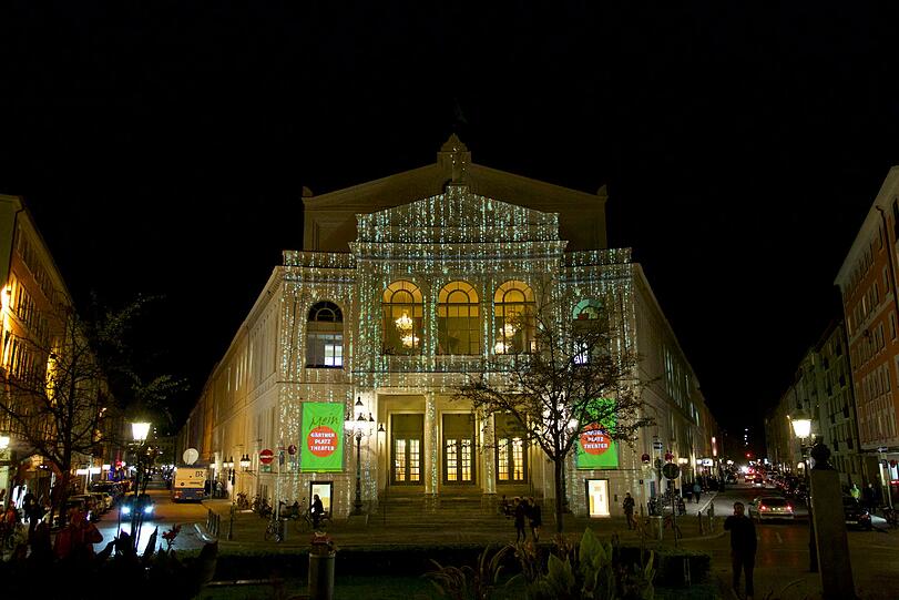 Die Lichtinstallation auf der Fassade.