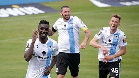 Ein Tor, das die Tür in Richtung Zweite Liga weit aufstößt: Prince Owusu (l.) avanciert gegen die Zebras zum Matchwinner.