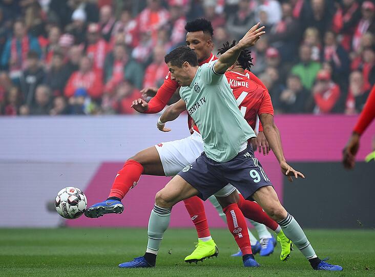 ROBERT LEWANDOWSKI, NOTE 2: Gute Ablage bei Kimmichs Lattenknaller. Versuchte sich am Tor des Jahres, legte einen eingesprungenen "Hackenfallzieher" auf den Rasen. Wertvoll auch als Vorbereiter: Sehr schlau und mit Auge sein Pass auf Thiago vor dem 2:1. Sehr mannschaftsdienlich.