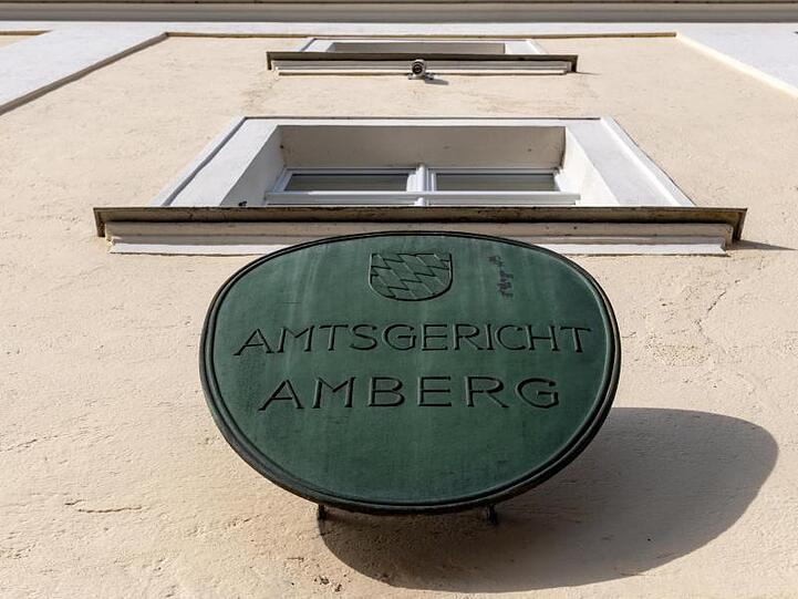 Ein Schild mit der Aufschrift "Amtsgericht Amberg" ist am Justizgebäude angebracht. Foto: Armin Weigel/Archiv