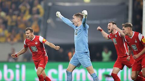 Kaiserslauterns Torwart Matheo Raab (M) jubelt nach dem Treffer zum 1:0.