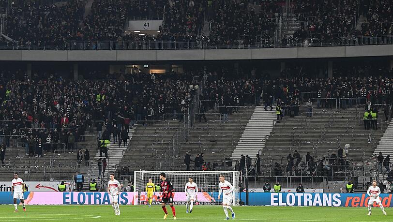 Aus Protest gegen die Polizei zogen sich die Frankfurter Ultras aus ihrem Fanblock zurück.