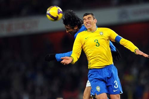 Zweikampf zwischen Bayern: Brasiliens Lucio (r.) gegen Italiens Luca Toni.