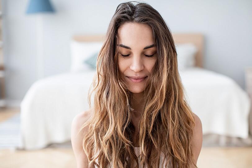 Warum tut Face Yoga so gut? Es regt sowohl den Stoffwechsel als auch die Durchblutung an, mildert Fältchen und lässt den Gesichtsausdruck auf Dauer harmonischer und offener erscheinen. Gesichts-Gymnastik kann auch Verspannungen im Kiefer- und Nackenbereich lindern. Vor allem dient sie aber auch als Entspannungstechnik. Warum tut Face Yoga so gut? Es regt sowohl den Stoffwechsel als auch die Durchblutung an, mildert Fältchen und lässt den Gesichtsausdruck auf Dauer harmonischer und offener erscheinen. Gesichts-Gymnastik kann auch Verspannungen im Kiefer- und Nackenbereich lindern. Vor allem dient sie aber auch als Entspannungstechnik.
