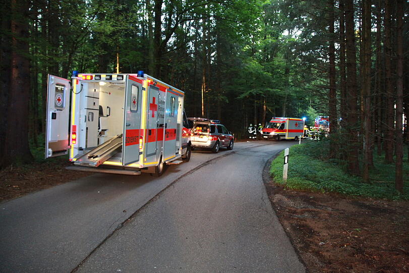 Bei einem schweren Verkehrsunfall sind am Sonntag vier Männer schwer verletzt worden. Die Unfallursache ist noch ungeklärt. Der Fahrer des BMW war von der Straße abgekommen und in eine Baumgruppe gerast - die Bilder des Unfalls.