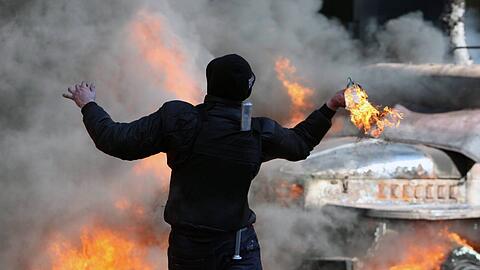 Ein Demonstrant mit Molotov-Cocktail in der Innenstadt von Kiew