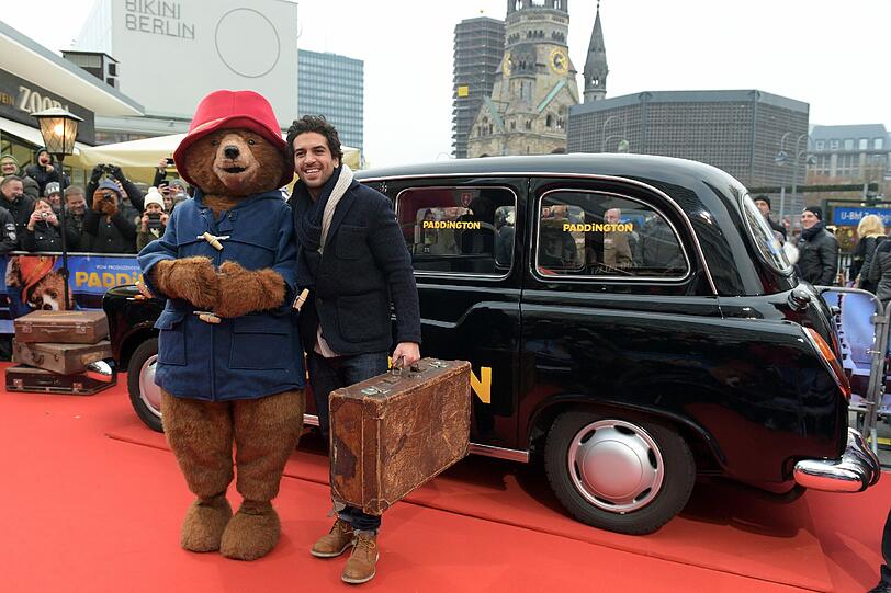 Zum Knuddeln sind sie beide: Elyas M'Barek mit Paddington in Berlin.