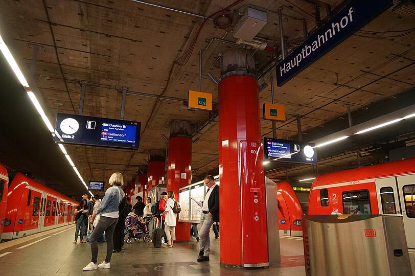 Provisorium? Die Decke liegt frei, man sieht Kabel, Rohre und Beton: die S-Bahnstation am Hauptbahnhof.
