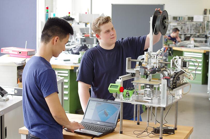 Siemens will neben Stellen in der Unternehmens-IT auch Arbeitsplätze in der digitalen Fabrik, der Zugsparte und im Ausbildungsberech streichen.