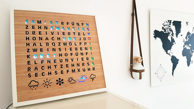 Die Lightclock ist eine Wanduhr, bei der die Zeit Wort für Wort ausgeleuchtet wird. Die Wettervorhersage erscheint in Symbolen. Damit ist die Lightclock nicht nur ein origineller, sondern auch ein smarter Hingucker.