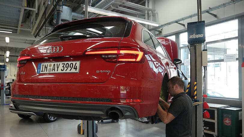 Ende einer Dienstfahrt: Der Dauertest-A4 wird bei Audi in Ingolstadt genau unter die Lupe genommen.