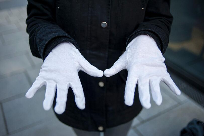 Franziska (21) hat sich Handschuhe verkauft und weiß noch nicht genau, was sie damit anstellen möchte - vielleicht Pantomime. Kosten: 1 €