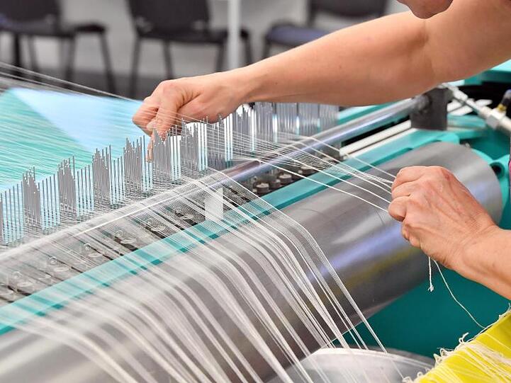 Eine Textilfabrik in Thüringen: Die Textilindustrie in Deutschland dürfte der Studie zufolge noch mit einem blauen Auge davon kommen.
