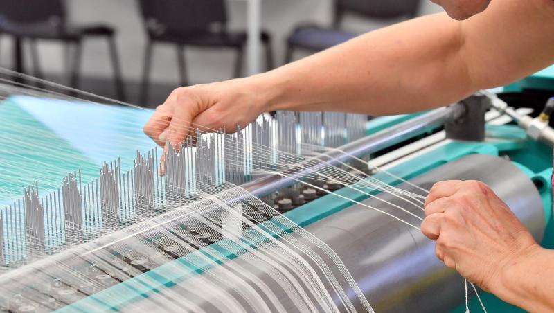 Eine Textilfabrik in Thüringen: Die Textilindustrie in Deutschland dürfte der Studie zufolge noch mit einem blauen Auge davon kommen. Eine Textilfabrik in Thüringen: Die Textilindustrie in Deutschland dürfte der Studie zufolge noch mit einem blauen Auge davon kommen.