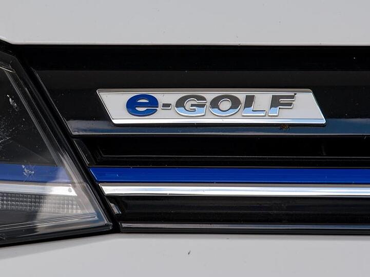 Schriftzug an einem e-Golf von Volkswagen.