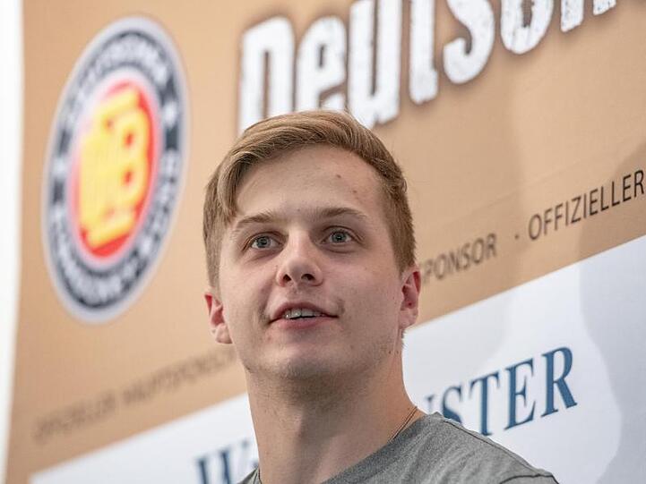 Dominik Kahun steht auf dem Podium einer Pressekonferenz. Foto: Armin Weigel/dpa/Archivbild