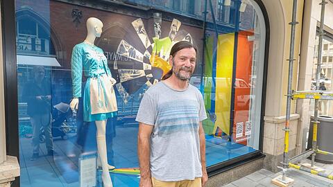 Loomit - alias Mathias Köhler - vor dem Ludwig-Beck-Schaufenster am Marienplatz. Auch Olympia-Maskottchen Waldi ist zwei Mal in seinem Graffiti zu sehen.
