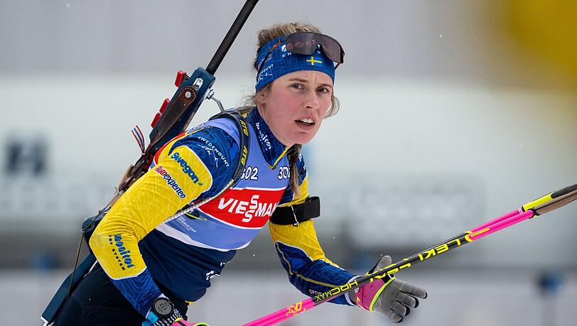 Elvira Öberg aus Schweden in Aktion am Schießstand beim Training.