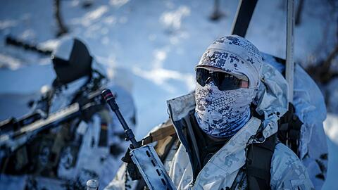 Pistorius bei Gebirgsj&auml;ger&uuml;bung im Hohen Norden