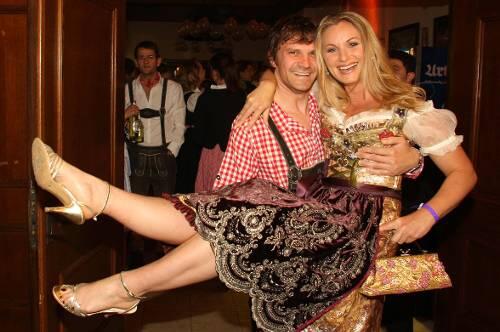 Auf Händen getragen: Eva Grünbauer und ihr Freund Richard George im Löwenbräukeller.