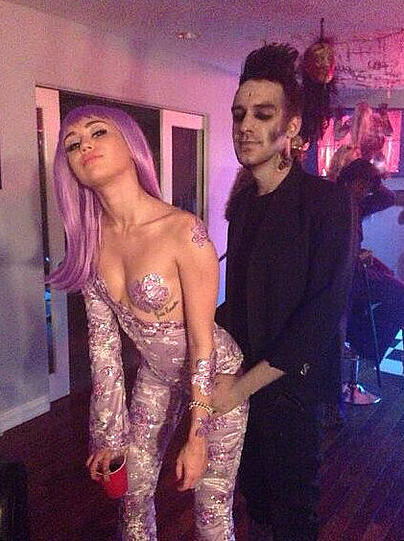Miley hat ein freizügiges Kostüm gefunden. Sie hat ein Busen-frei-Outfit der Rapperin Lil Kim kopiert.