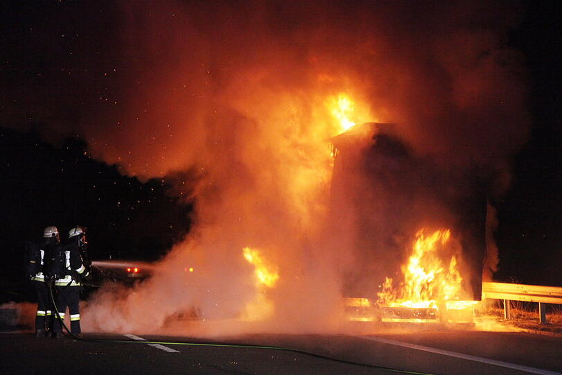 Auf der A94 steht ein Lkw in Flammen: Die Bilder vom Feuerwehreinsatz.