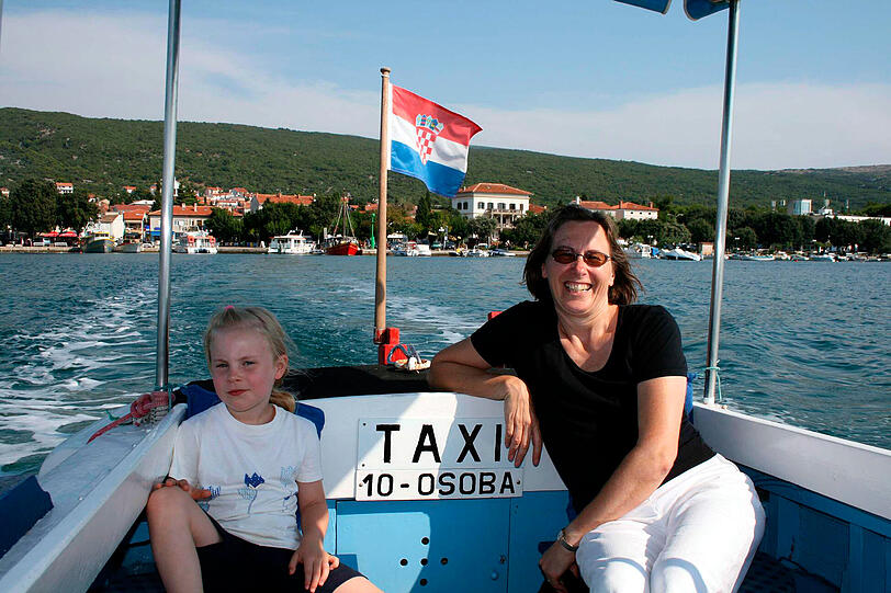 Per Taxiboot gelangen die Urlauber vom kleinen Hafen von Punat zu verschwiegenen Buchten. Abends können sie sich wieder abholen lassen.